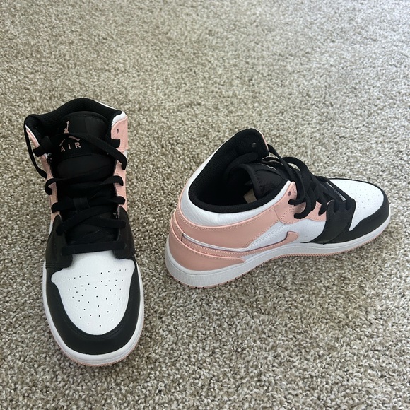 Air Jordan 1 mid salmon pink and black - Picture 1 of 3